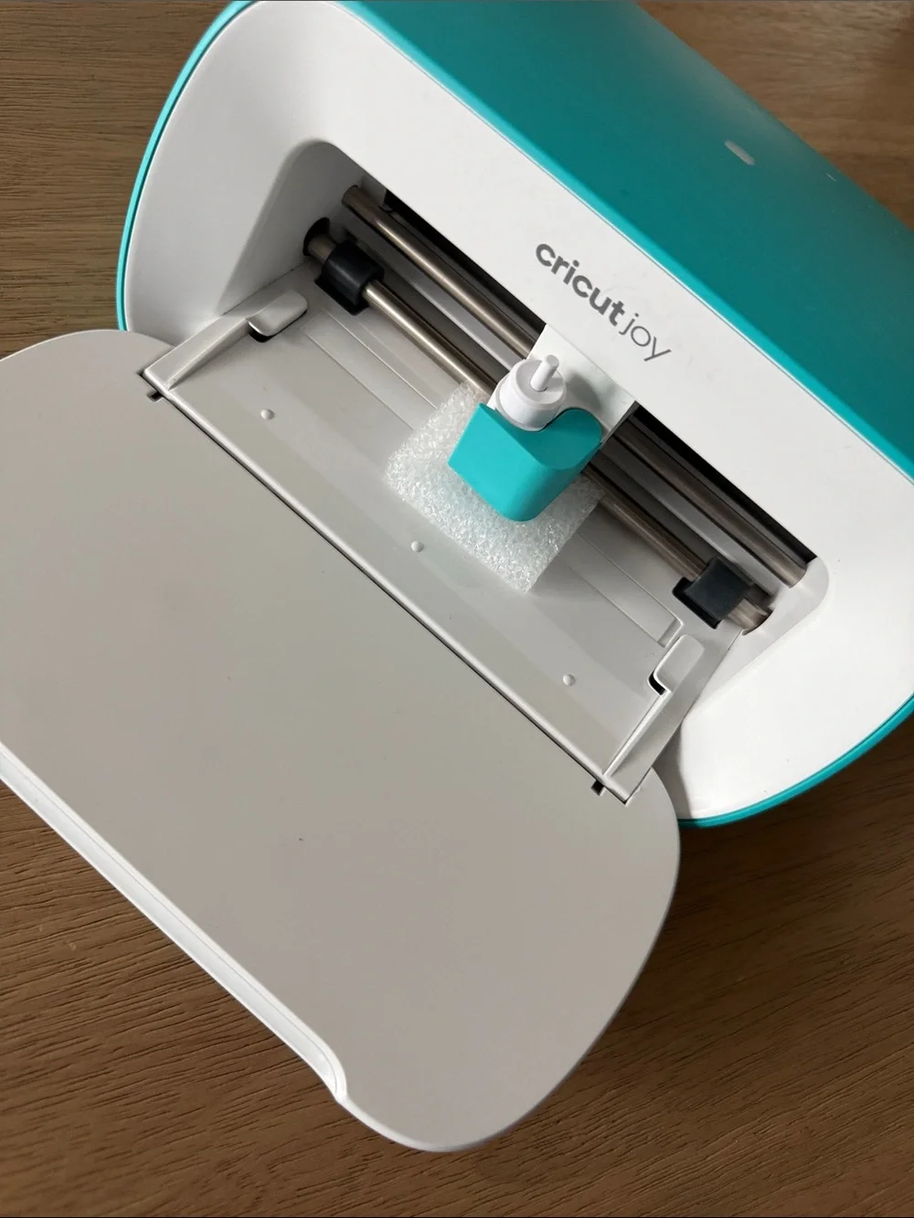 Cricut Joy Kit with Teal and White Machine and Assorted Pens and Labels - Picture 10 of 12